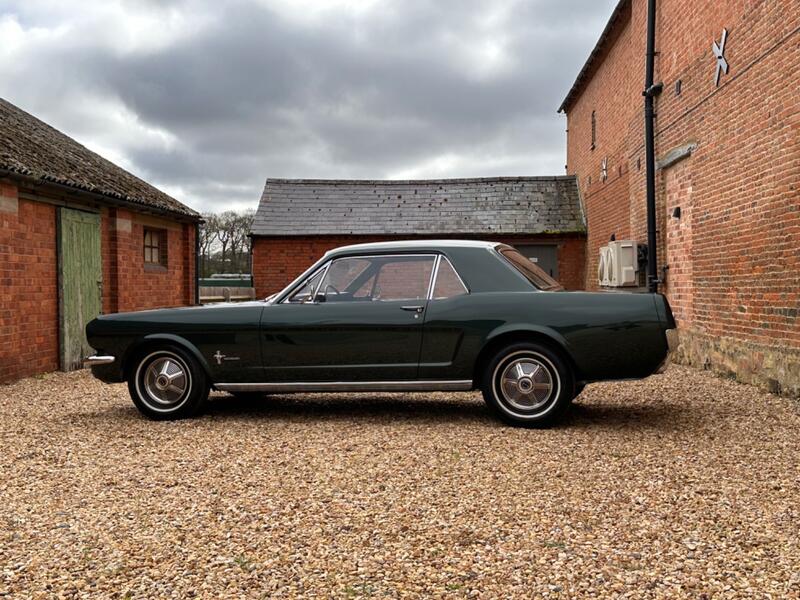 FORD MUSTANG