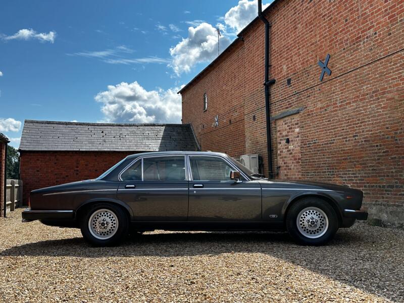DAIMLER DOUBLE SIX