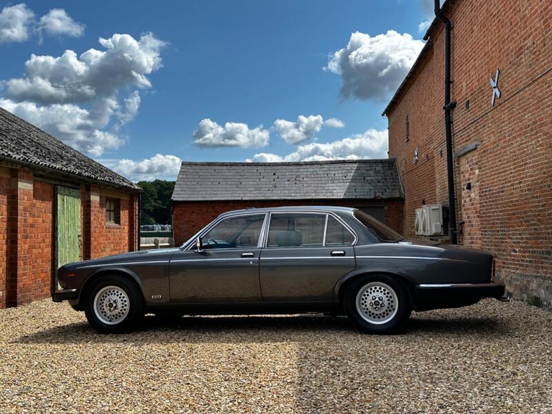 DAIMLER DOUBLE SIX