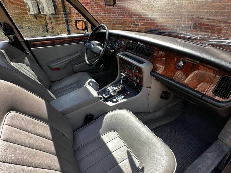 DAIMLER DOUBLE SIX