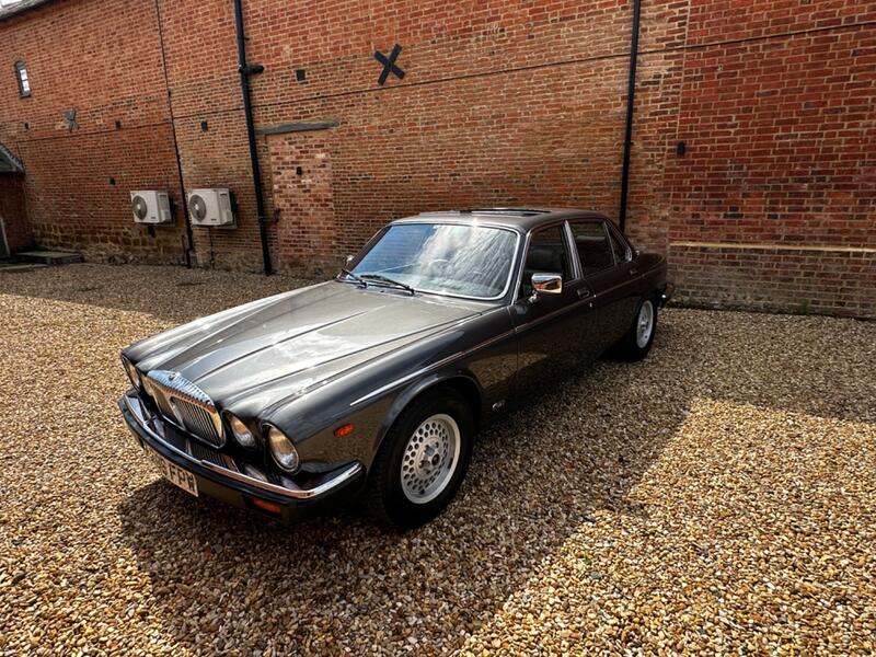 DAIMLER DOUBLE SIX