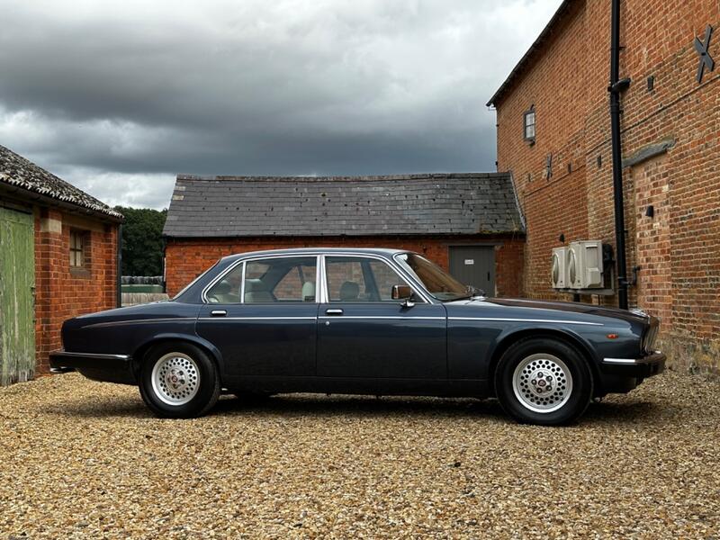 DAIMLER DOUBLE SIX