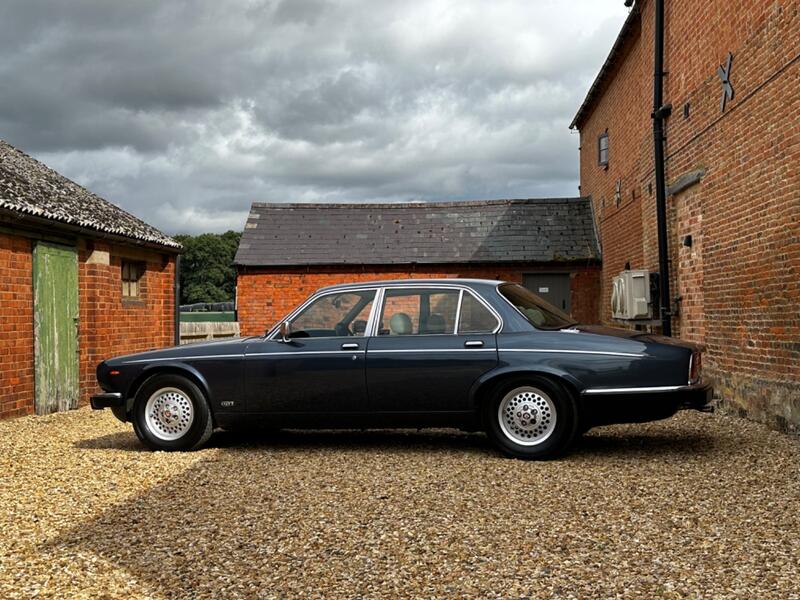 DAIMLER DOUBLE SIX