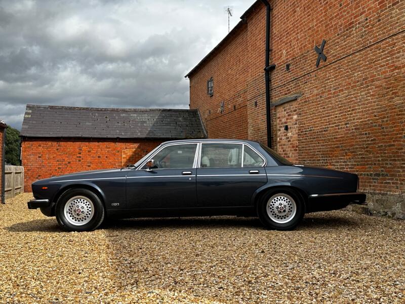 DAIMLER DOUBLE SIX