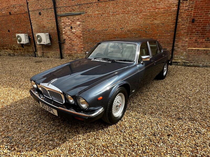 DAIMLER DOUBLE SIX