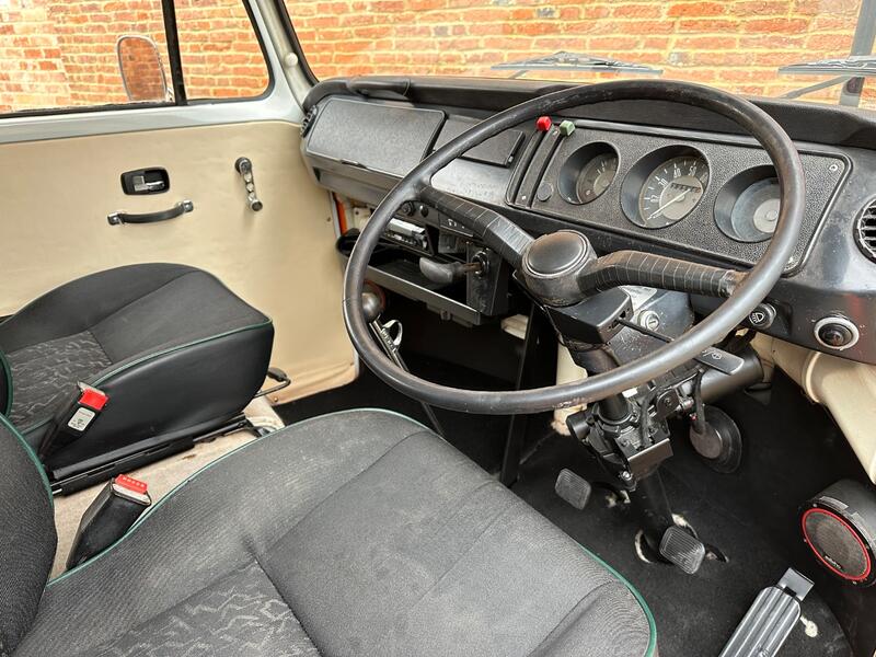 VOLKSWAGEN T2 BAY WINDOW