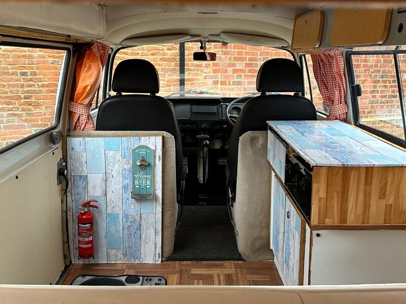 VOLKSWAGEN T2 BAY WINDOW