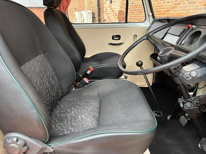 VOLKSWAGEN T2 BAY WINDOW