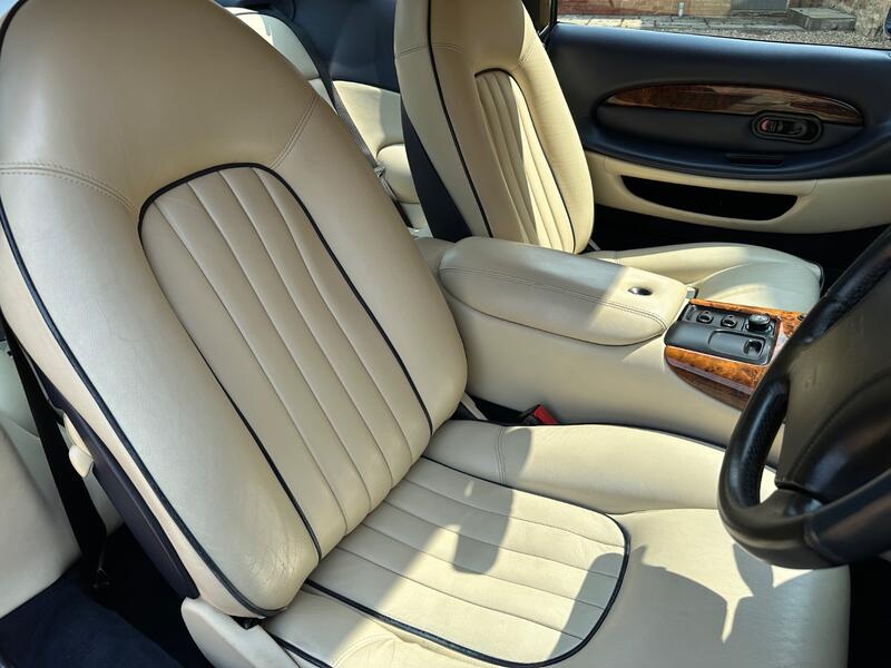 ASTON MARTIN DB7