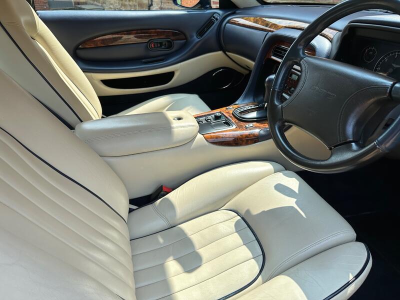 ASTON MARTIN DB7