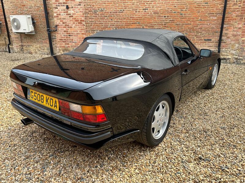 PORSCHE 944