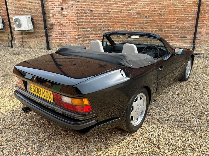 PORSCHE 944