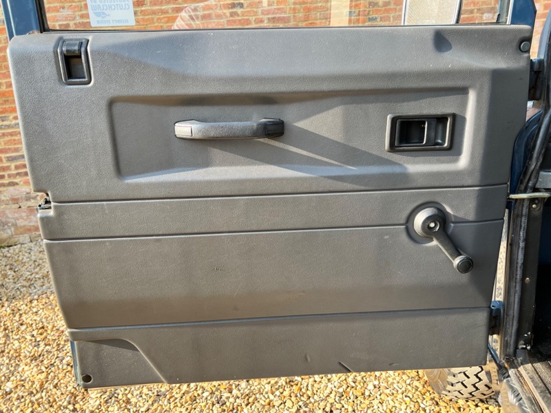 LAND ROVER DEFENDER 90
