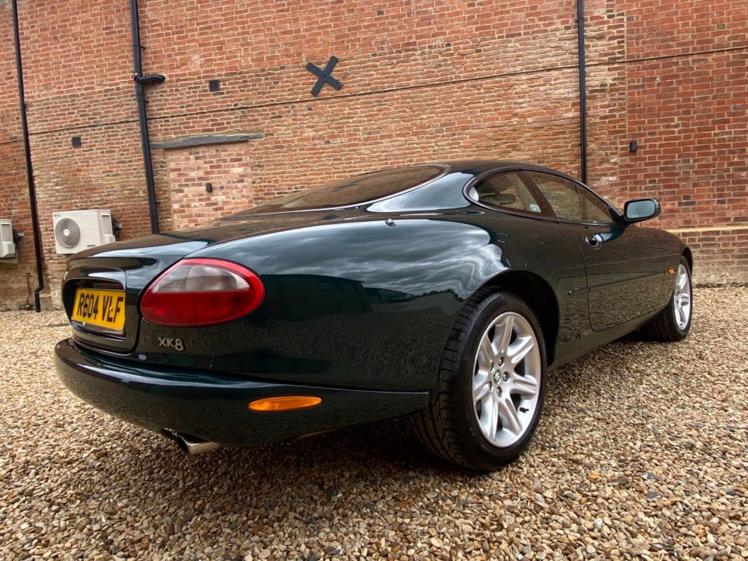 Used JAGUAR XK8 1997 Green in Winwick, Northamptonshire Turn 2