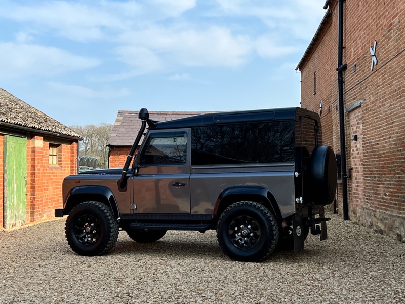 LAND ROVER DEFENDER 90