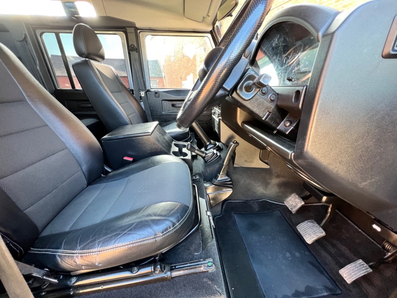 LAND ROVER DEFENDER