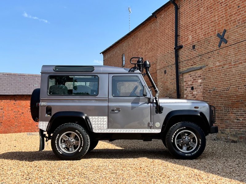 LAND ROVER DEFENDER 90