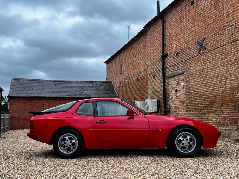 PORSCHE 944