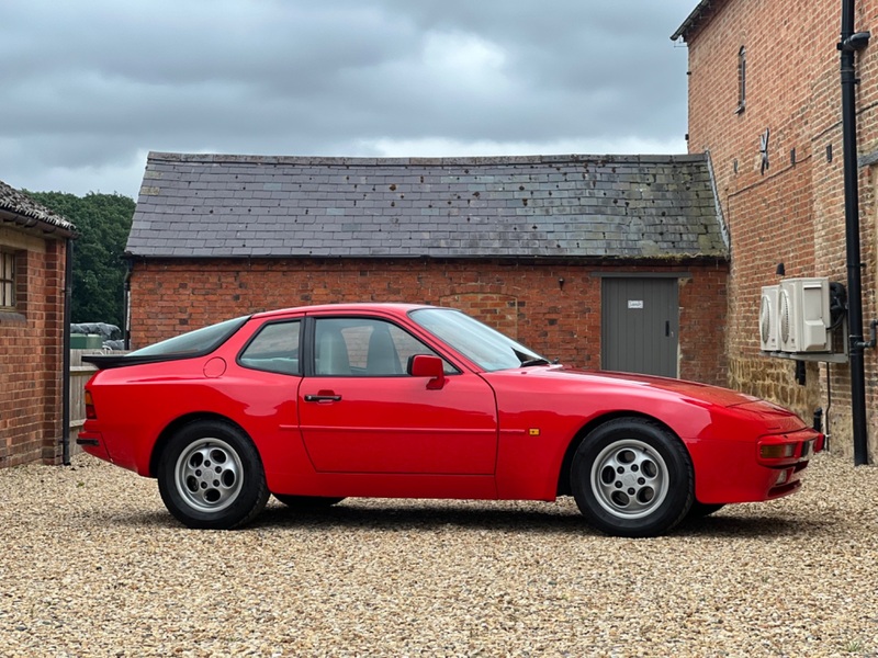 PORSCHE 944